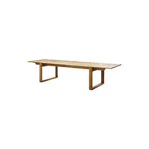 Rektangulært spisebord i teak med lameltop og to ben ved hver ende, naturlig træfarve.