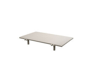 Rektangulært bord med ribbet overflade, runde ben og lys sandfarve. Minimalistisk design.