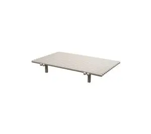 Rektangulært bord med ribbet overflade, runde ben og lys sandfarve. Minimalistisk design.