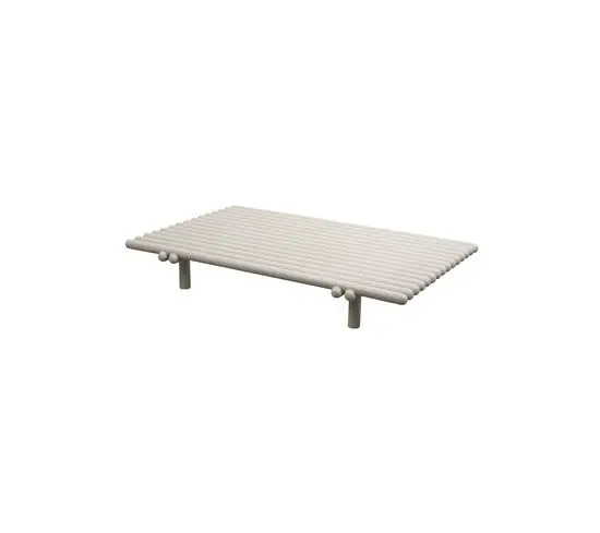 Rektangulært bord med ribbet overflade, runde ben og lys sandfarve. Minimalistisk design.