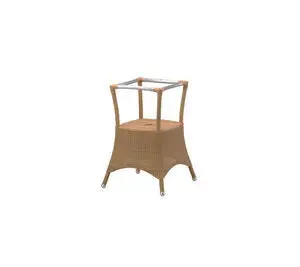 Bordunderstel fra Cane-Line Lansing med firkantet ramme, flettet design og fire ben med små fødder.