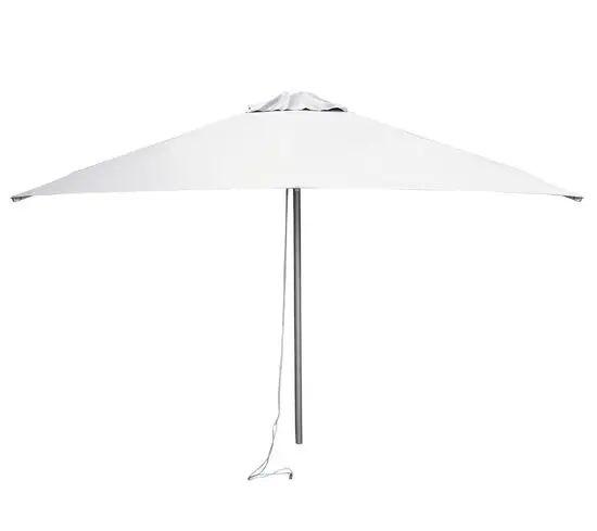 Firkantet parasol med lys dug og grå centralstang, har åbningsmekanisme.