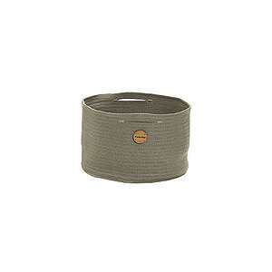 Rund kurv med flettet struktur, åbent top, integrerede håndtag, og lille rundt mærke på siden.