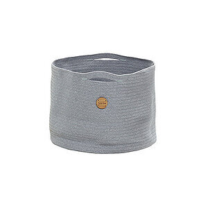 Rund, lys grå kurv med vævet struktur og lille cirkulært mærke foran. Håndtagshuller ses på siderne.