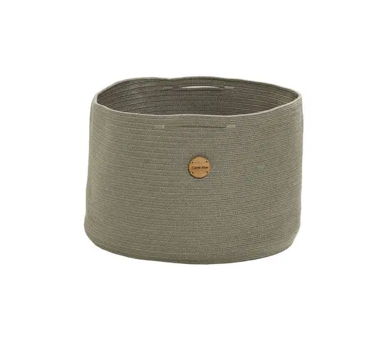 Rund opbevaringskurv i taupe med flettet mønster og et lille label på ydersiden.