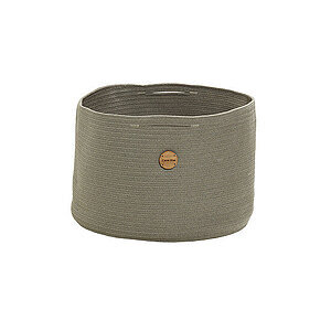 Rund opbevaringskurv i taupe med flettet mønster og et lille label på ydersiden.