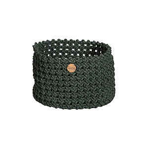 Mørkegrøn rund kurv af blødt reb med åben vævning og et lille mærke på siden. Diameter 50 cm.