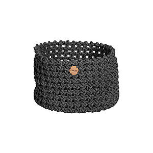 Mørkegrå, cylindrisk kurv med åbent strikmønster og rund træmærke med "Cane-Line" foran.