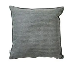 Firkantet pude, 50x50 cm, lys grøn med vævet mønster og stofmærke på siden.
