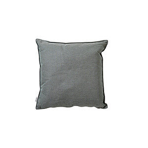 Firkantet pude, 50x50 cm, lys grøn med vævet mønster og stofmærke på siden.