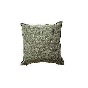 Mørkegrøn pude, kvadratisk med synlig tekstur og let afrundede hjørner, måler 50x50x12 cm.