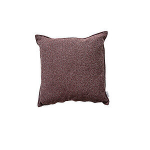 Bordeaux pyntepude, kvadratisk, med tekstur og stofmærke på siden, måler 50x50x12 cm.