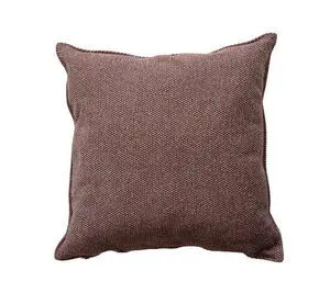 Bordeauxfarvet pude med vævet mønster, kvadratisk form, måler 50x50x12 cm.