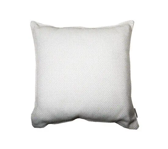 Hvid og lysebrun firkantet pude med vævet tekstur og minimalistisk design.