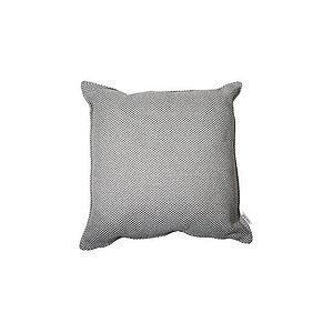 Lys grå pyntepude, kvadratisk med diskret tekstur og flotte, præcise syninger langs kanterne.