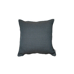 Kvadratisk blå pyntepude med tekstureret mønster og synlig mærkat på kanten.