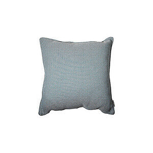 Lyseblå, firkantet pyntepude med tekstur. Plump form, der giver et indtryk af komfort.