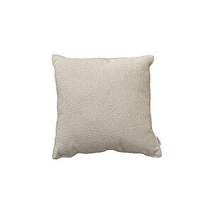Kvadratisk sandfarvet pude med tekstur og lille sideetiket.