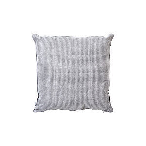 Lys grå firkantet pude med tekstur, diskret mønster og en lille etiket på siden.