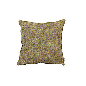 Firkantet pude i gurkemejegul tekstil med tekstur og lille mærke på siden.