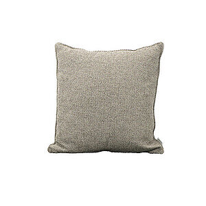 Lysebrun, kvadratisk pude med tekstur. Blød og fyldig, måler 60x60x12 cm.
