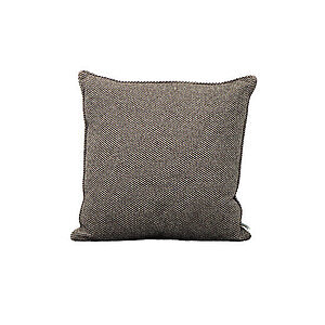 Mørkebrun, kvadratisk pyntepude med tekstur og blødt udseende, 60x60x12 cm.