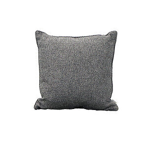 Grå, kvadratisk pude med tekstureret overflade og fyldig fremtoning.