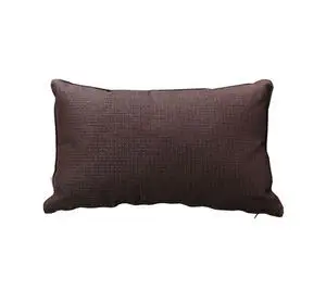 Mørk bordeaux pyntepude, rektangulær 32x52x12 cm, tekstureret stof, let afrundede kanter.