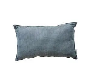 Rektangulær pude i turkis med vævet mønster og tekstureret overflade, måler 32x52x12 cm.