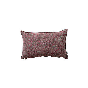 Rektangulær pyntepude i lys bordeaux med tekstureret overflade og afrundede kanter, synlig mærkat.