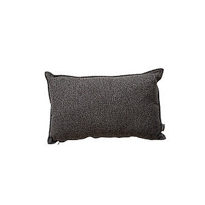 Mørkegrå rektangulær pude med tekstureret stof og synlig syning langs kanterne.