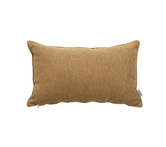 Gul, rektangulær pyntepude med vævet tekstur og mærke på siden. Måler 32x52x12 cm.