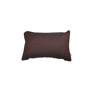 Rektangulær, mørk bordeaux pyntepude med tekstur og syet mærke på siden.