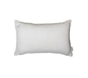 Rektangulær pyntepude i hvid og lysebrun med diskret mønster, 32x52x12 cm, fra Cane-Line Focus.