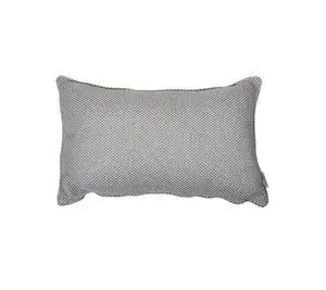 Rektangulær pyntepude i lys grå med struktureret overflade, måler 32x52x12 cm.