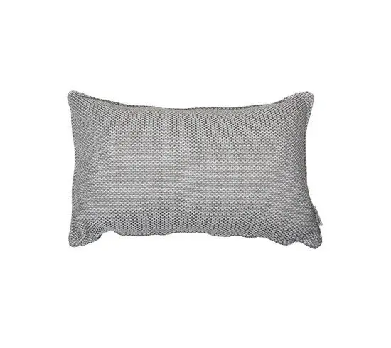 Rektangulær pyntepude i lys grå med struktureret overflade, måler 32x52x12 cm.