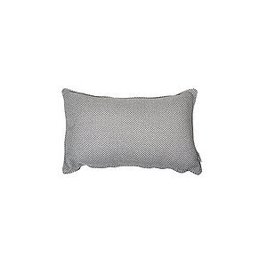 Rektangulær pyntepude i lys grå med struktureret overflade, måler 32x52x12 cm.