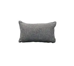 Rektangulær grå pude med tekstureret stof.