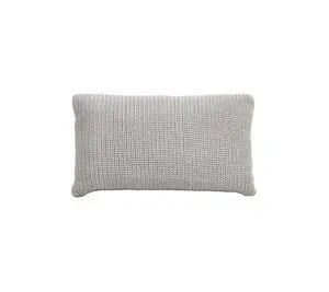 Rektangulær pude med tekstureret overflade i sandfarve, måler 32x52x12 cm.