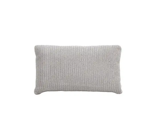 Rektangulær pude med tekstureret overflade i sandfarve, måler 32x52x12 cm.