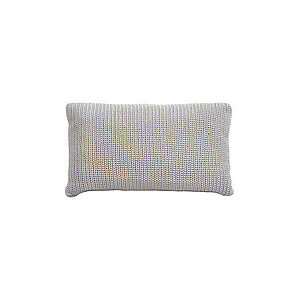 Rektangulær pude med tekstureret overflade i sandfarve, måler 32x52x12 cm.