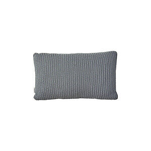 Grå rektangulær pyntepude med strikket tekstur, blød og indbydende.
