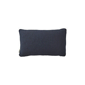 Rektangulær pyntepude i midnatsblå med tekstureret mønster og lille mærke på siden.