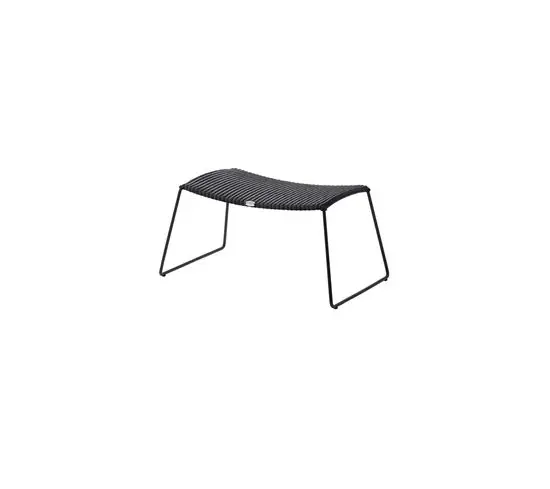 Fodskammel med buet, tekstureret top og metalramme. Moderne design, ideel som fodstøtte.