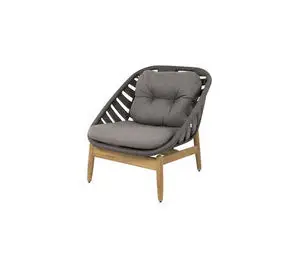 Loungestol med teakbase, aluminiumsramme og mørkegrå hynder.