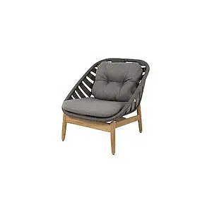 Loungestol med teakbase, aluminiumsramme og mørkegrå hynder.