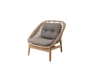 Loungestol med teakramme, flettet ryg og taupe hynder.