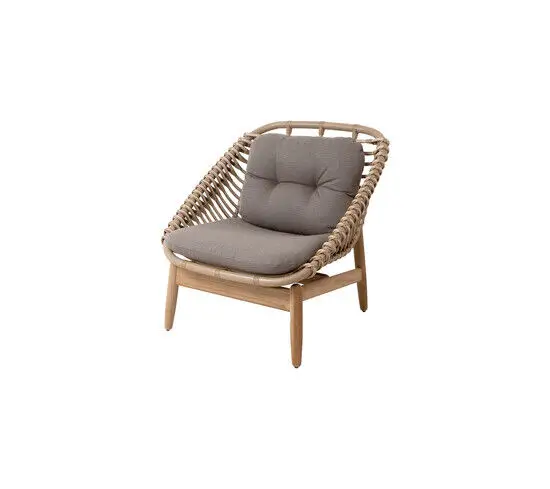 Loungestol med teakramme, flettet ryg og taupe hynder.