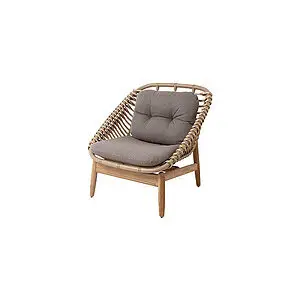 Loungestol med teakramme, flettet ryg og taupe hynder.