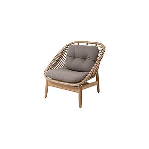 Loungestol med teakramme, flettet ryg og taupe hynder.